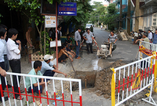 Sau hơn một tuần, nguyên nhân hố phun lửa đã có kết luận chính thức là do phóng điện hồ quang. Ảnh: An Nhơn. Sau hơn một tuần, nguyên nhân hố phun lửa đã có kết luận chính thức là do phóng điện hồ quang. Ảnh: An Nhơn