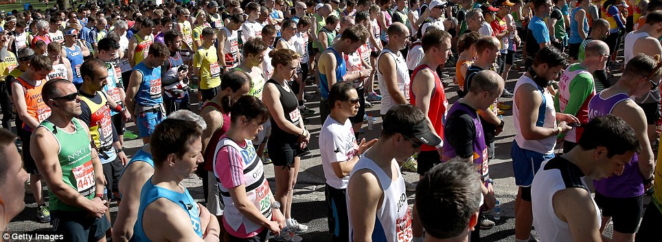 Vận động viên marathon London 2013 làm lễ tưởng niệm các nạn nhân vụ nổ bom marathon Boston 2013 trước giờ khai mạc 