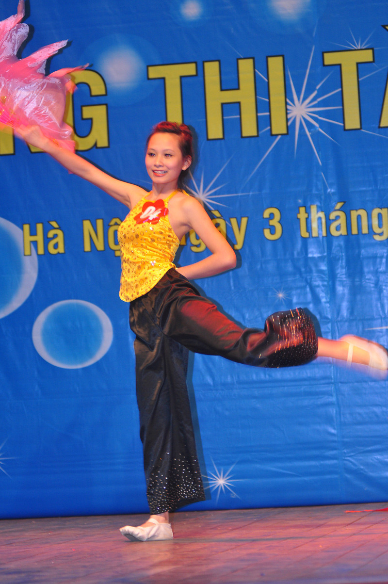 Thể hiện những động tác uyển chuyển của múa dân gian