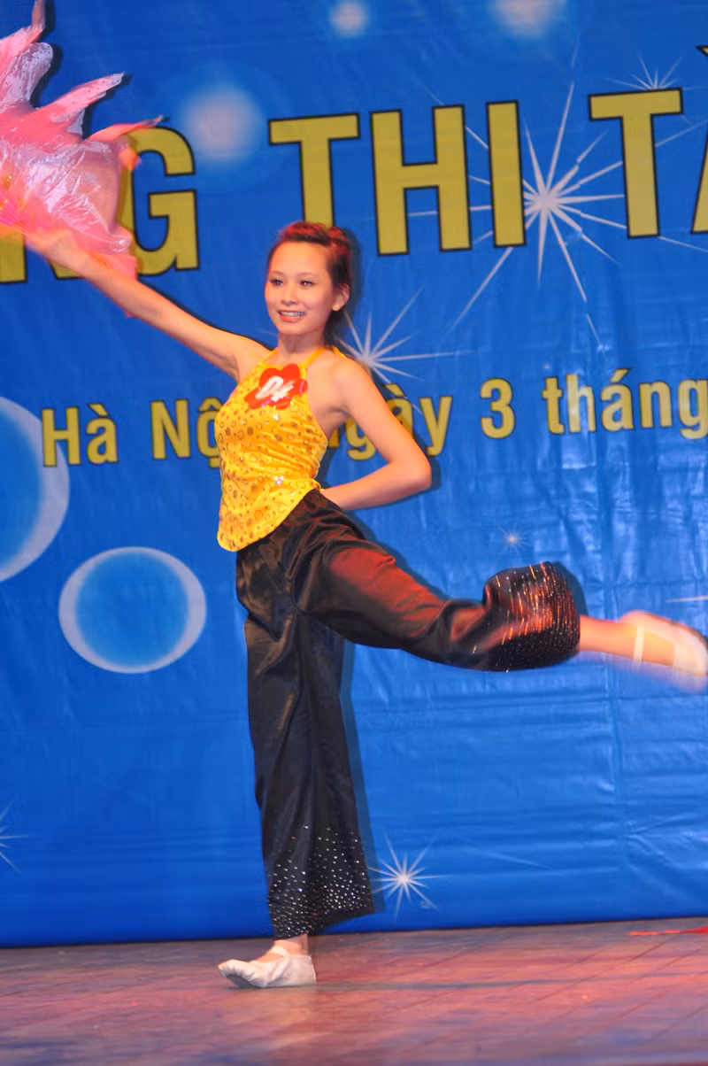 Thể hiện những động tác uyển chuyển của múa dân gian