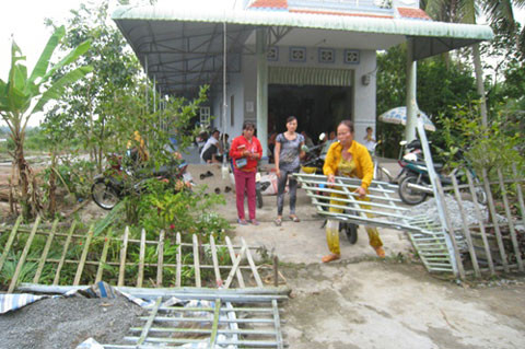 Hàng rào nhà bà Lý bị người nhà của bà Mai đạp đổ. Hàng rào nhà bà Lý bị người nhà của bà Mai đạp đổ