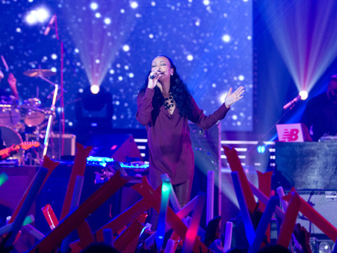 Bù lại, khán giả được thưởng thức giọng hát trầm khàn rất truyền cảm của giọng ca từng giành giải Grammy trong những ca khúc quen thuộc đã làm nên tên tuổi của cô