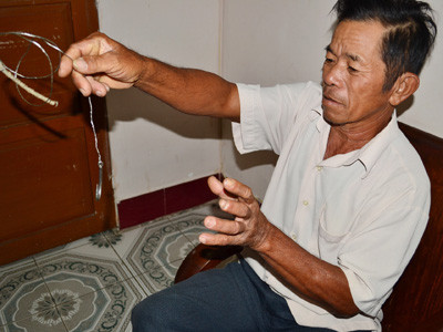 Lão ngư Lê Văn Ba diễn tả lại động tác thả mồi câu theo dàn câu nhiều lưỡi. Lão ngư Lê Văn Ba diễn tả lại động tác thả mồi câu theo dàn câu nhiều lưỡi