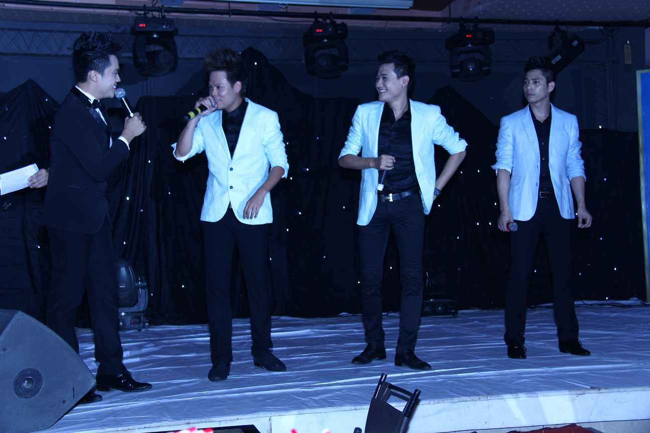 MC Thái Dũng giao lưu với nhóm Biển Xanh