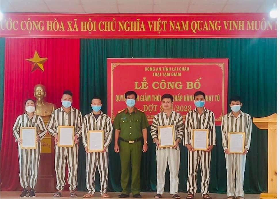 Các phạm nhân tại Trại tạm giam Công an tỉnh Lai Châu nhận quyết định giảm án. Các phạm nhân tại Trại tạm giam Công an tỉnh Lai Châu nhận quyết định giảm án.