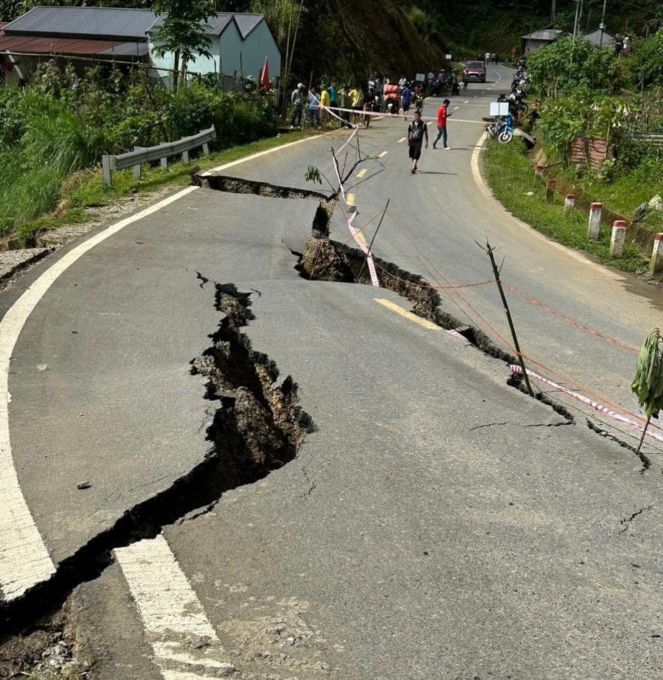 Nứt gãy mặt đường tại Km41+800 tỉnh lộ 129, thuộc địa phận bản Nà Kế 1 xã Hồng Thu, huyện Sìn Hồ, tỉnh Lai Châu,