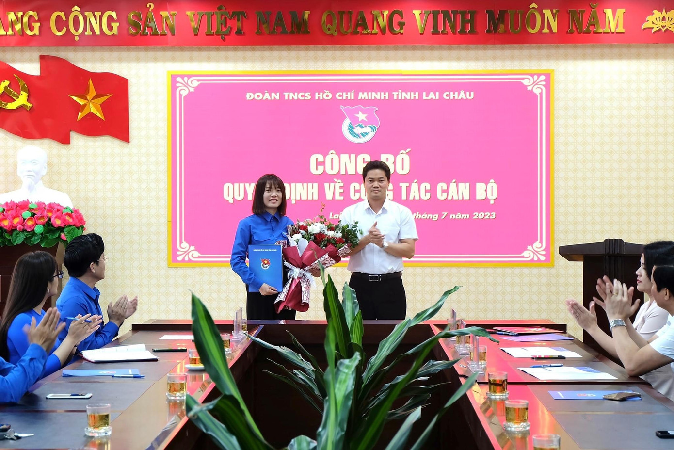 Ông Vũ Mạnh Hà - Ủy viên dự khuyết BCH trung ương đảng, Phó Bí thư tỉnh ủy trao quyết định và tặng hoa chúc mừng tân Phó Bí thư Tỉnh Đoàn. Ông Vũ Mạnh Hà - Ủy viên dự khuyết BCH trung ương đảng, Phó Bí thư tỉnh ủy trao quyết định và tặng hoa chúc mừng tân Phó Bí thư Tỉnh Đoàn.