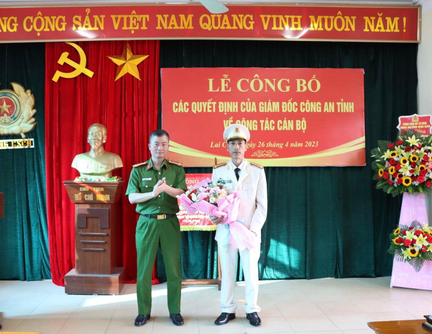 Thượng tá Nguyễn Tuấn Hưng - Phó giám đốc công an tỉnh tặng hoa chúc mừng đồng chí tân trưởng phòng Thượng tá Nguyễn Tuấn Hưng - Phó giám đốc công an tỉnh tặng hoa chúc mừng đồng chí tân trưởng phòng