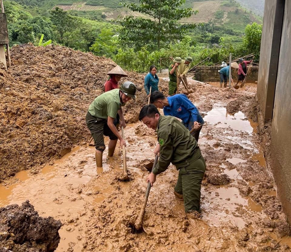 Giúp dân dọn dẹp nhà cửa, đường sá sau mưa lũ, sạt lở.