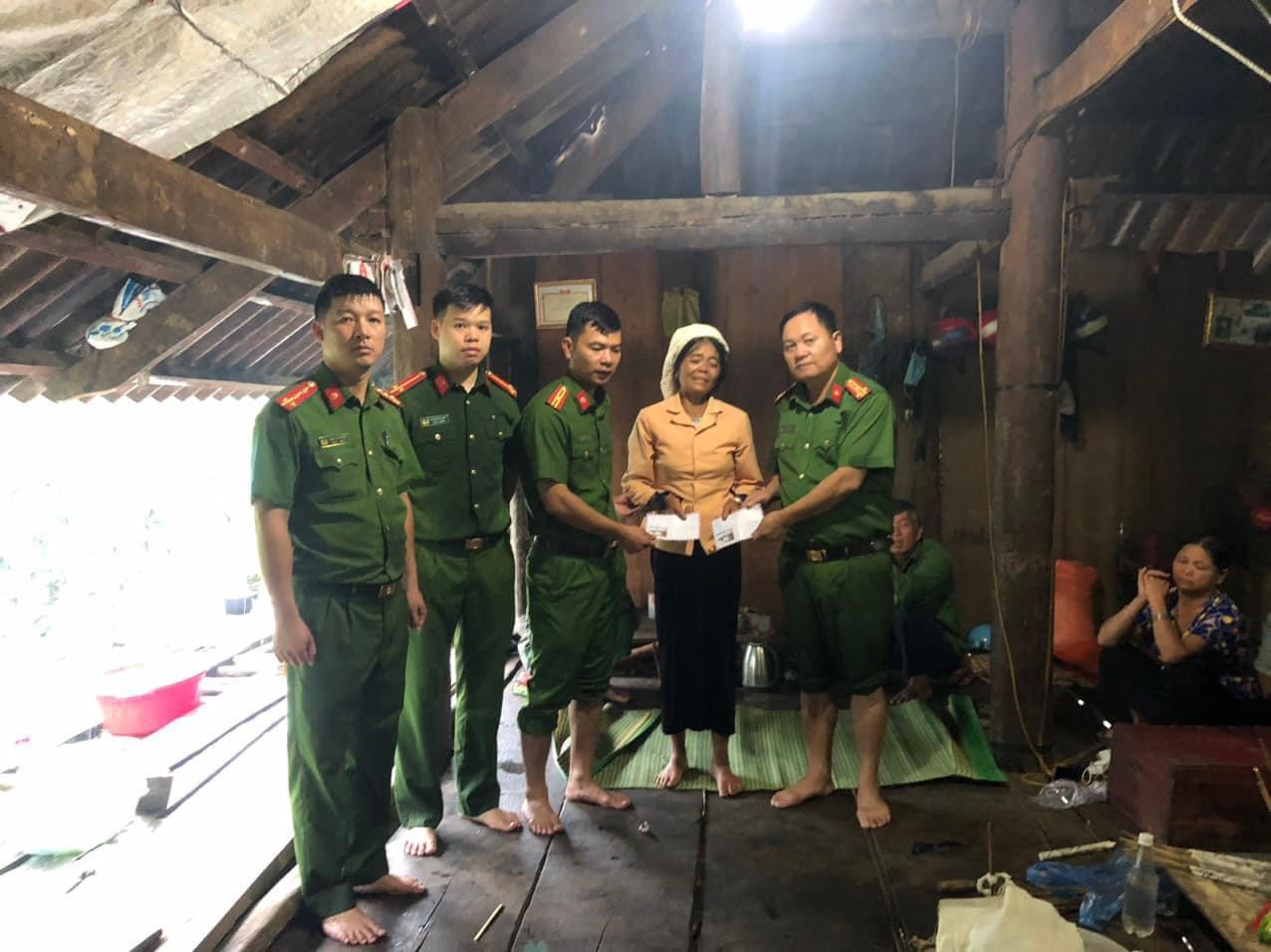 Lực lượng công an huyện Than Uyên đến thăm hỏi động viên gia đình có người bị lũ cuốn trôi.