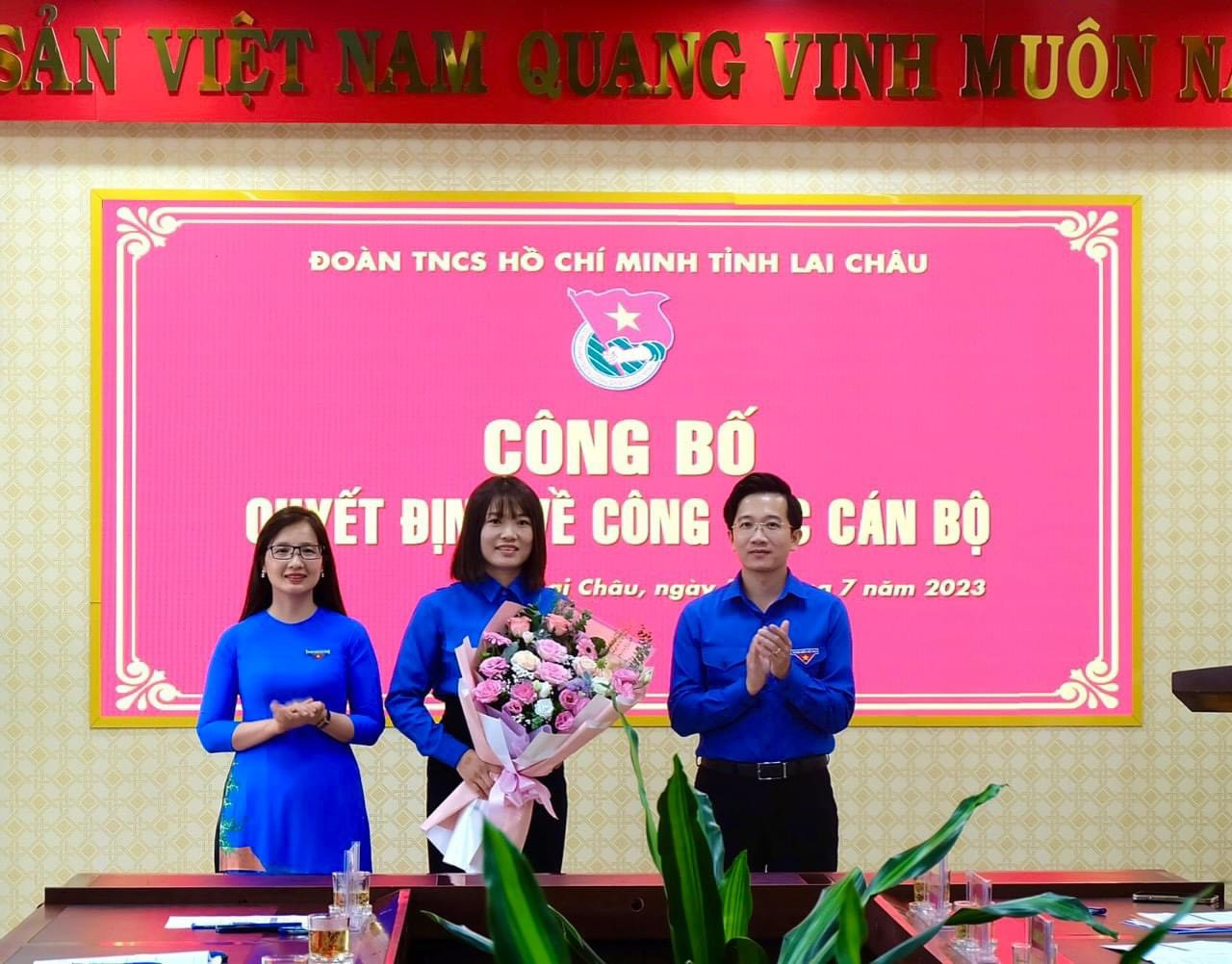 Thường trực Tỉnh Đoàn tặng hoa chúc mừng tân Phó Bí thư Tỉnh Đoàn Lai Châu. Thường trực Tỉnh Đoàn tặng hoa chúc mừng tân Phó Bí thư Tỉnh Đoàn Lai Châu.