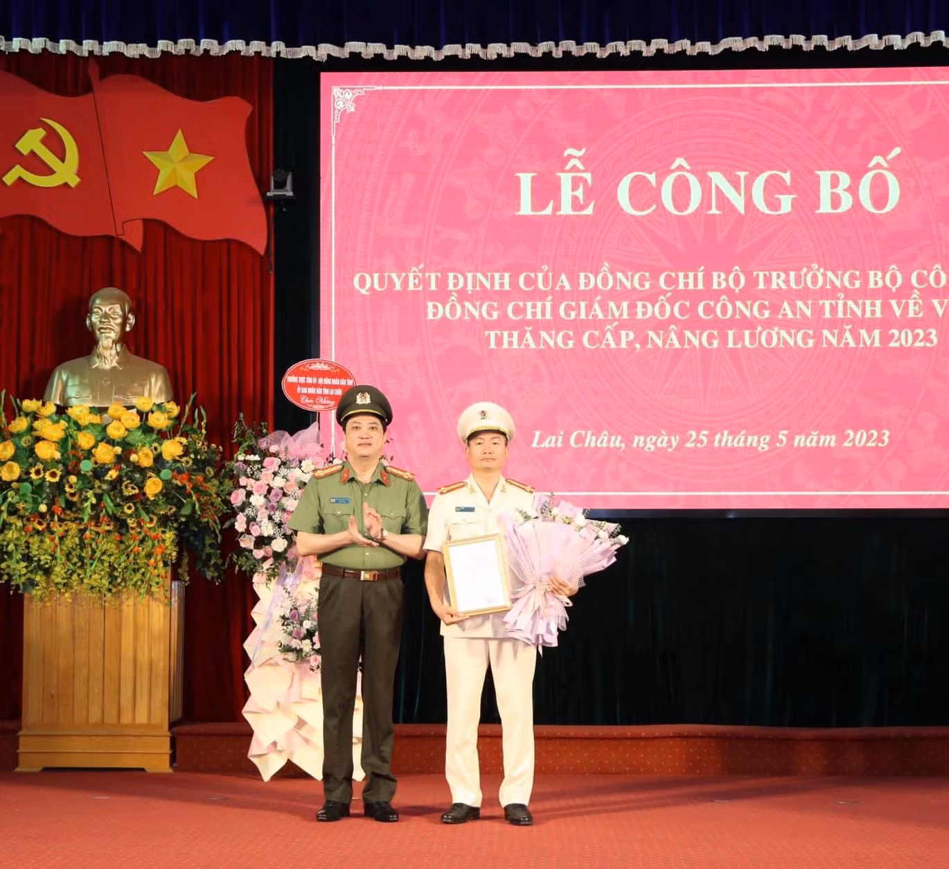 Đại tá Nguyễn Viết Giang, Giám đốc Công an tỉnh thừa uỷ quyền của Bộ trưởng Bộ Công an trao quyết định và tặng hoa chúc mừng đồng chí Nguyễn Tuấn Hưng - Phó giám đốc Công an tỉnh được thăng cấp từ Thượng tá lên Đại tá.