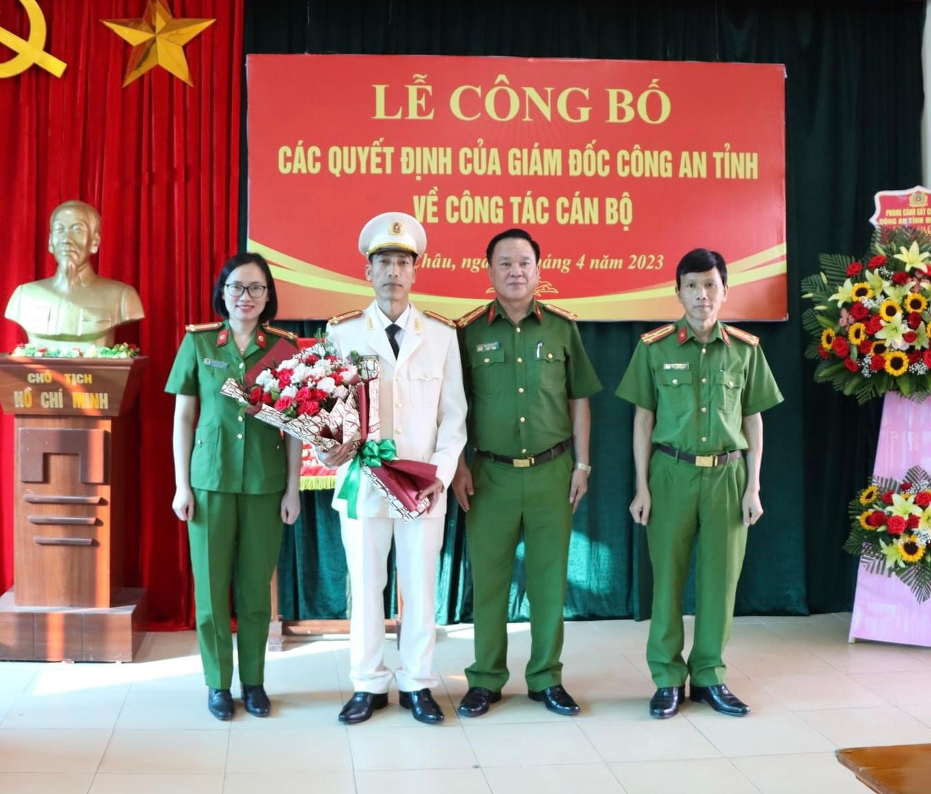 Cấp ủy, lãnh đạo phòng cảnh sát cơ động tặng hoa chúc mừng đồng chí tân trưởng phòng. Cấp ủy, lãnh đạo phòng cảnh sát cơ động tặng hoa chúc mừng đồng chí tân trưởng phòng.
