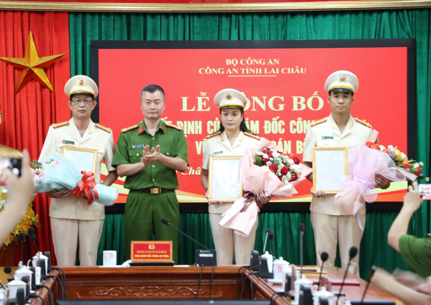 Thượng tá Nguyễn Tuấn Hưng - Phó Giám đốc công an tỉnh trao quyết định điều động và tặng hoa chúc mừng. Thượng tá Nguyễn Tuấn Hưng - Phó Giám đốc công an tỉnh trao quyết định điều động và tặng hoa chúc mừng.