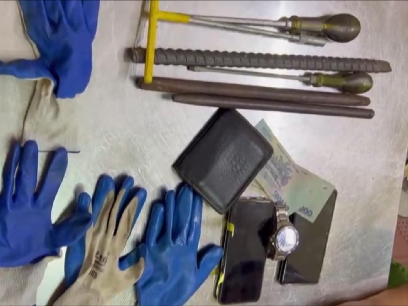 Đồ nghề 2 đối tượng chuẩn bị sẵn để sử dụng gây án.