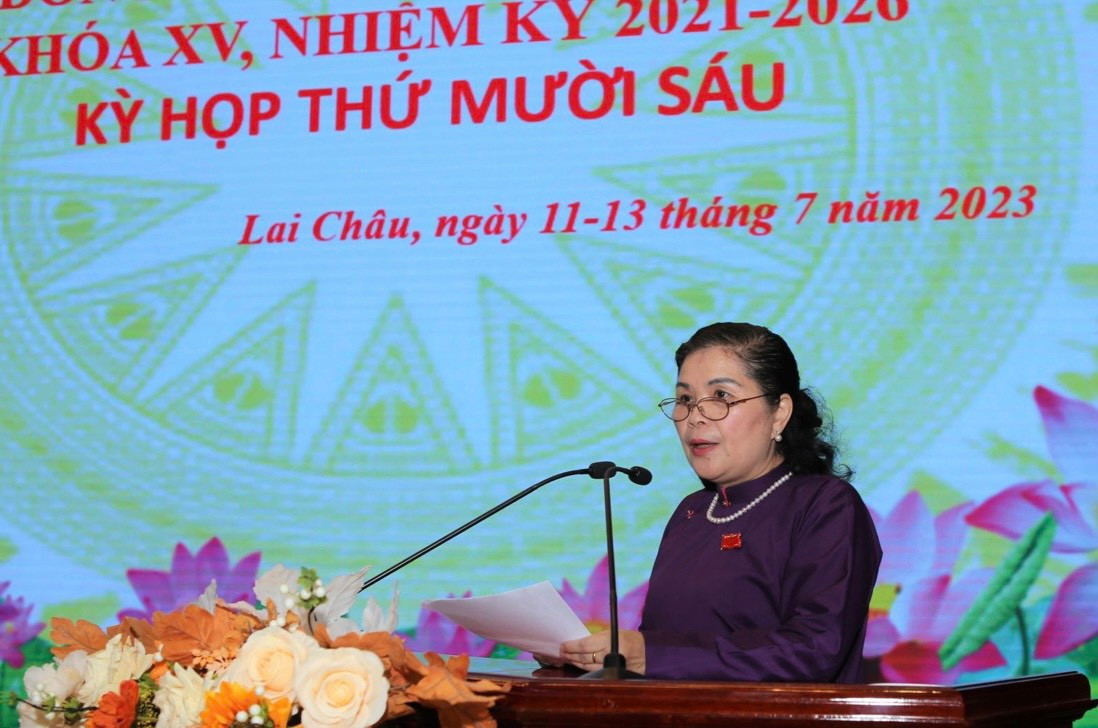 Bà Giàng Páo Mỷ - Bí thư Tỉnh ủy, Chủ tịch HĐND tỉnh, đọc tờ trình giới thiệu nhân sự Chủ tịch UBND tỉnh, nhiệm kỳ 2021 - 2026.