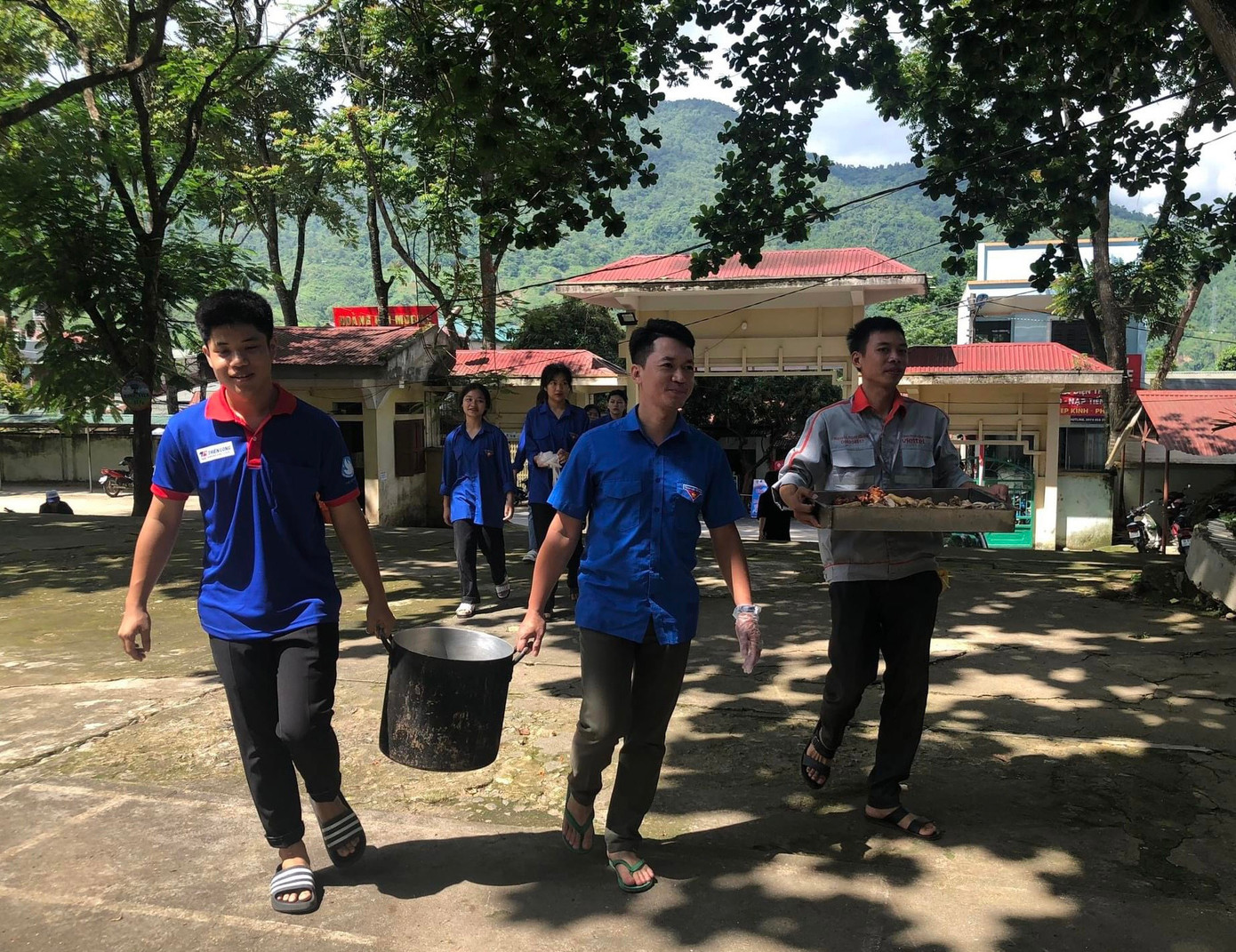 Để các bạn thí sinh kịp giờ ăn, các đoàn viên thanh niên trên toàn tỉnh Lai Châu luôn cố gắng hoàn thành nhiệm vụ giúp đỡ các thí sinh.