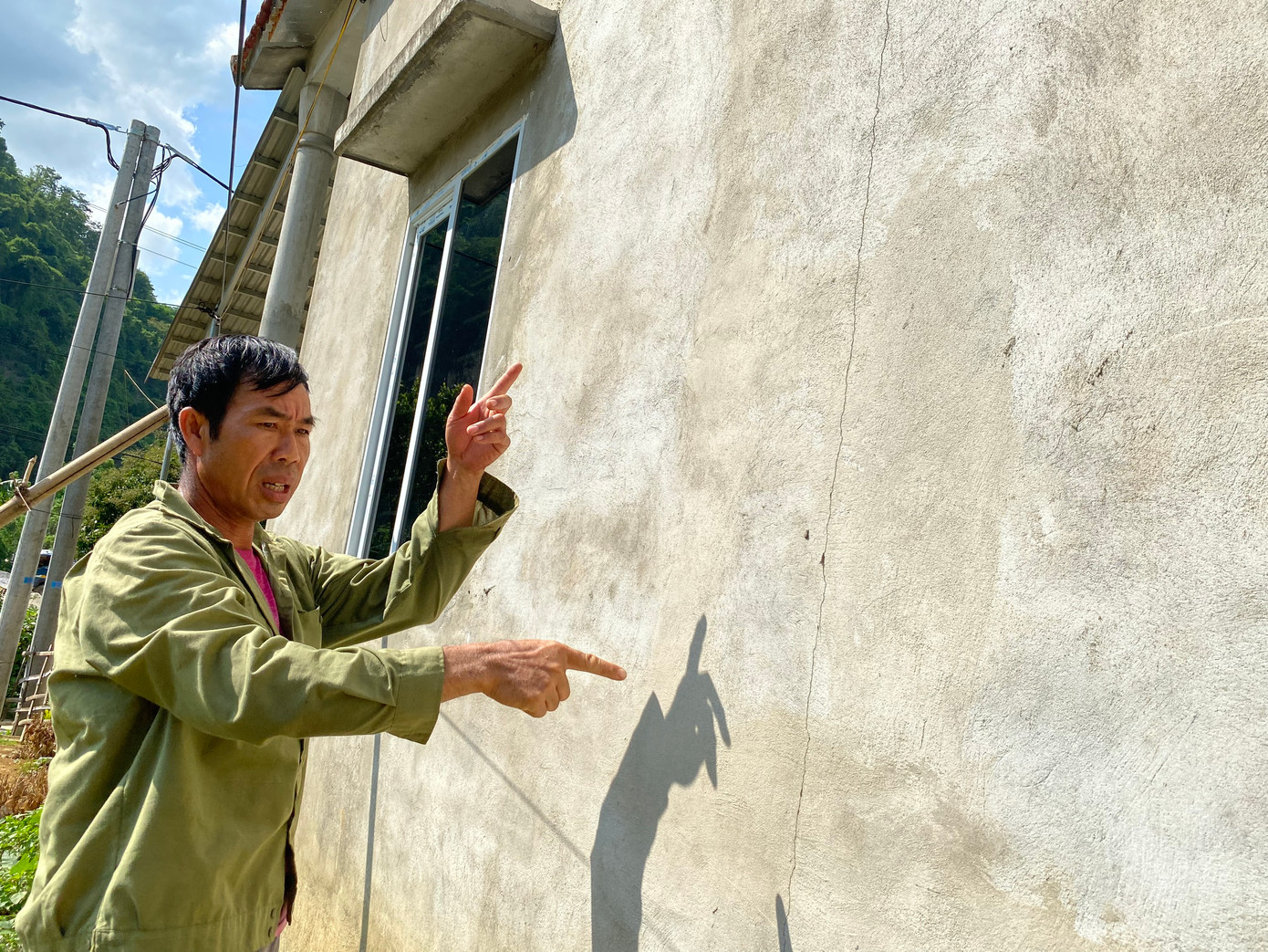 Ngày 6/5, có mặt tại địa bàn, phóng viên được người dân chỉ tận mắt các vết nứt ngôi nhà. Theo quan sát, hầu hết các ngôi nhà còn khá mới và rộng.