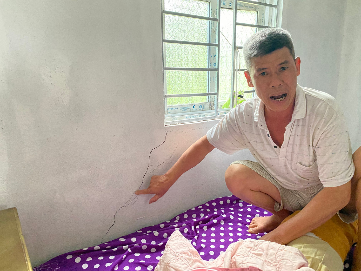 Theo ông Đồng Văn Tâm, việc doanh nghiệp nổ mìn thi công xây dựng công trình thủy điện Nậm Xe 2A đã gây chấn động, rung lắc, và có thể là nguyên nhân làm các vết rạn, nứt trong ngôi nhà của ông ngày càng lớn. Bên cạnh đó, các vết rạn nứt kéo dài trên gạch lát nền phòng khách, nền phòng ngủ cũng lần lượt xuất hiện, khiến gia đình rất lo lắng.