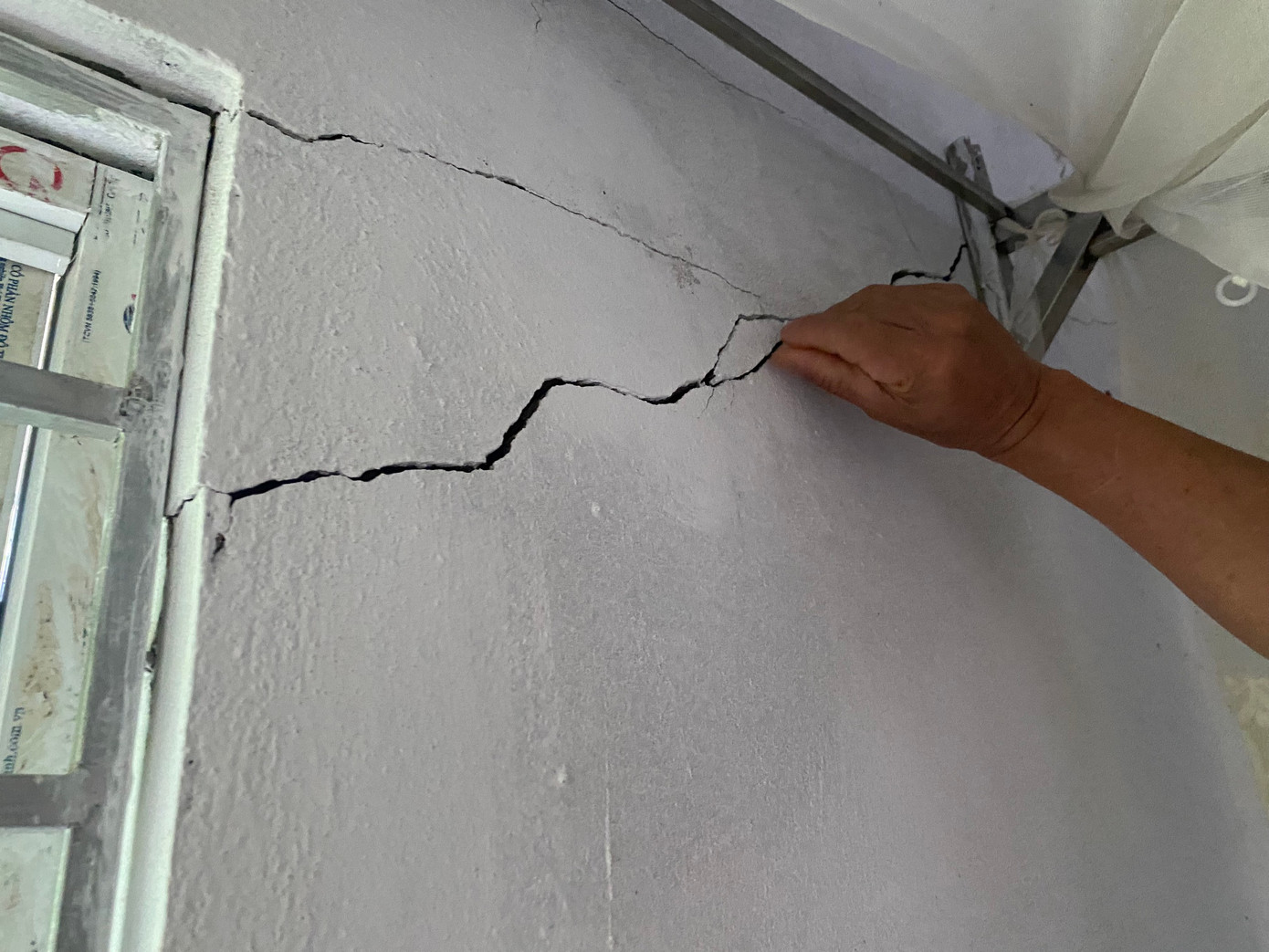 Thống kê, có khoảng 20 hộ bị ảnh hưởng. Đây là những ngôi nhà xây khung cứng, đổ mái bằng hoặc lợp mái tôn.