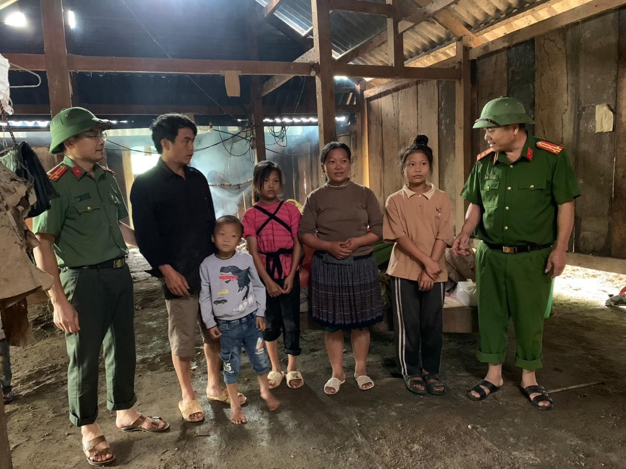 Thăm hỏi động viên các gia đình bị ảnh hưởng do mưa lũ, sạt lở, động viên người dân ổn định cuộc sống.