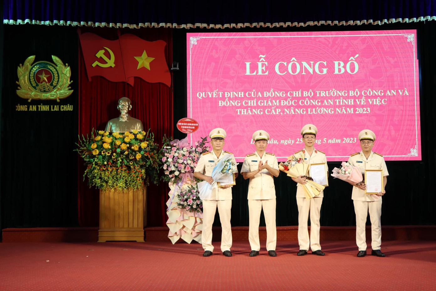 Đồng chí Đại tá Nguyễn Tuấn Hưng - Phó Giám đốc Công an tỉnh trao quyết định và tặng hoa chúc mừng các đồng chí được thăng cấp bậc từ Đại uý lên Thiếu tá. Đồng chí Đại tá Nguyễn Tuấn Hưng - Phó Giám đốc Công an tỉnh trao quyết định và tặng hoa chúc mừng các đồng chí được thăng cấp bậc từ Đại uý lên Thiếu tá.