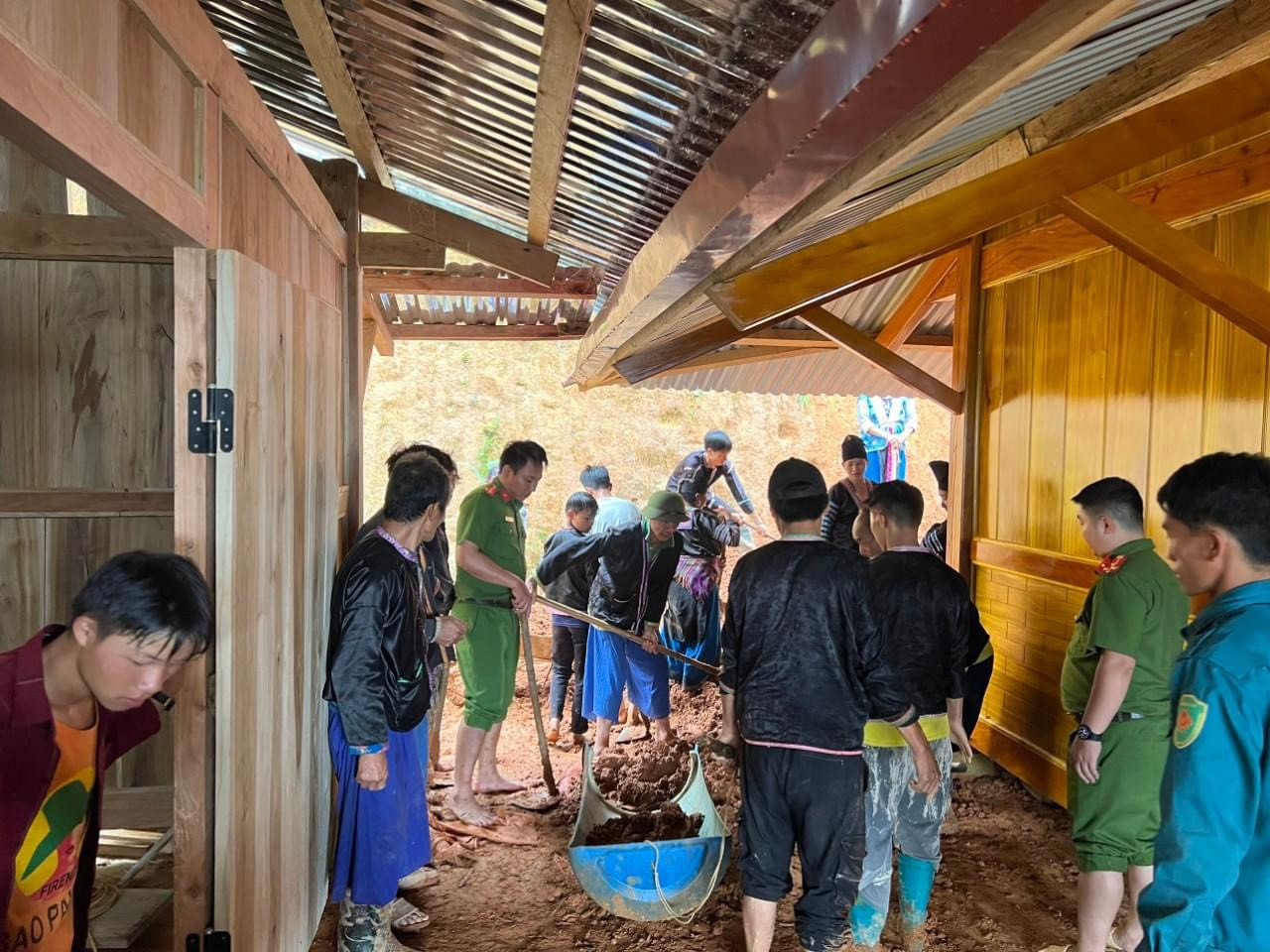 Lực lượng công an túc trực, vận động người dân di dời khỏi những nơi có nguy cơ sạt lở cao, cũng như giúp dân dọn dẹp nhà cửa sau mưa lũ.