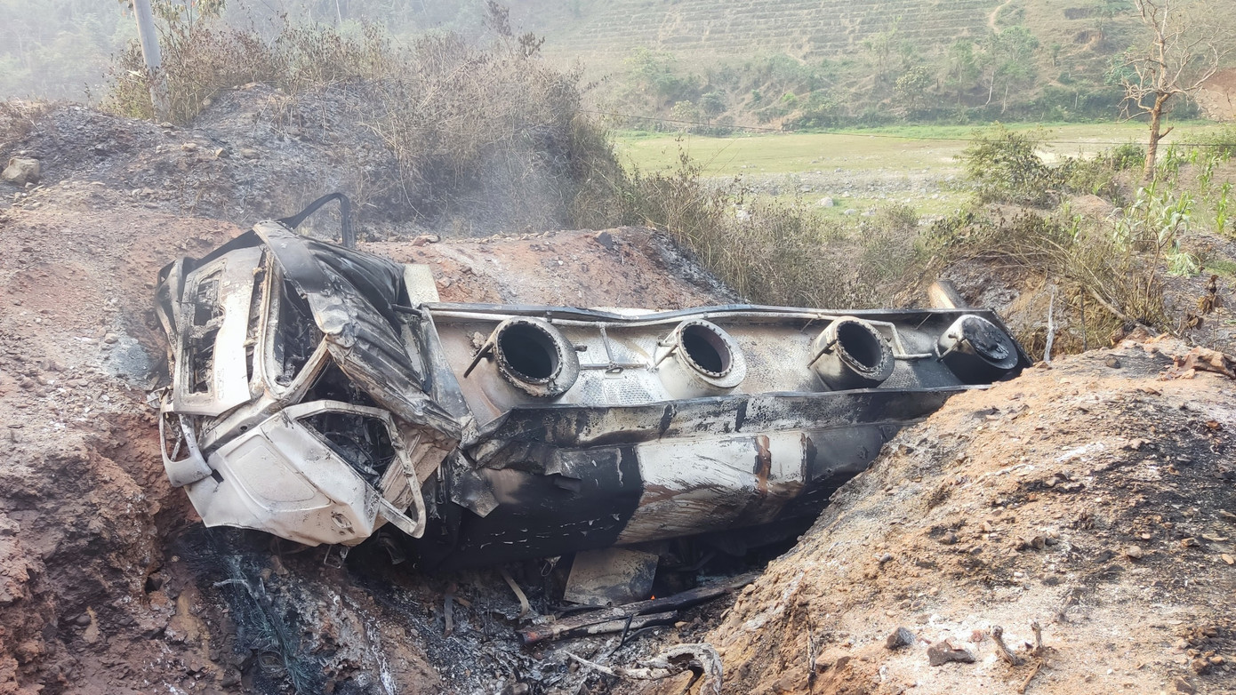 Hiện trường xe téc chở xăng bị đâm vào taluy và bốc cháy khiến 1 người tử vong. Hiện trường xe téc chở xăng bị đâm vào taluy và bốc cháy khiến 1 người tử vong.