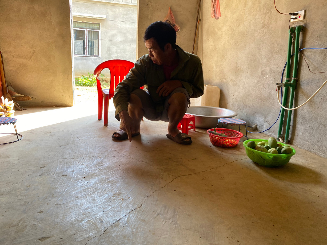 Bà con nhiều lần kiến nghị lên cấp trên. Lãnh đạo UBND xã cùng trưởng bản, đại diện doanh nghiệp đã gặp gỡ trực tiếp người dân để nắm bắt tâm tư, nguyện vọng cũng như tiến hành kiểm tra hiện trạng các ngôi nhà. Tuy nhiên, đến thời điểm này, bà con vẫn chưa nhận được tiền hỗ trợ đền bù.