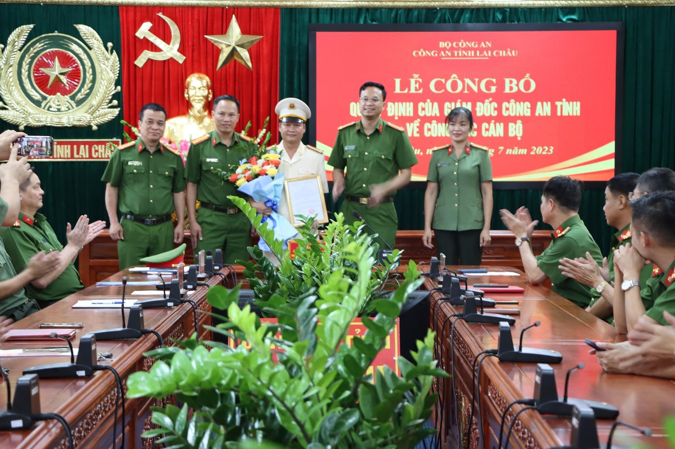 Ban chỉ huy công an thành phố Lai Châu tặng hoa chúc mừng Thượng tá Nguyễn văn Tài Ban chỉ huy công an thành phố Lai Châu tặng hoa chúc mừng Thượng tá Nguyễn văn Tài