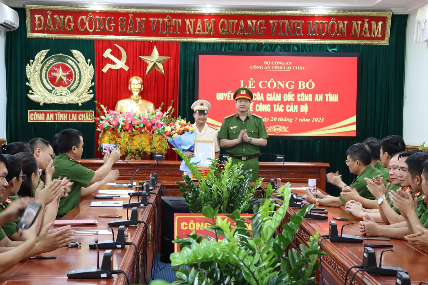 Đại tá Phạm Hải Đăng (phải) - Phó giám đốc công an tỉnh trao quyết định điều động cho thượng tá Nguyễn Văn Tài. Đại tá Phạm Hải Đăng (phải) - Phó giám đốc công an tỉnh trao quyết định điều động cho thượng tá Nguyễn Văn Tài.