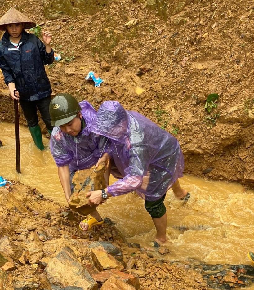 Nỗ lực khơi thông dòng chảy, tránh tích tụ nước gây ngập.
