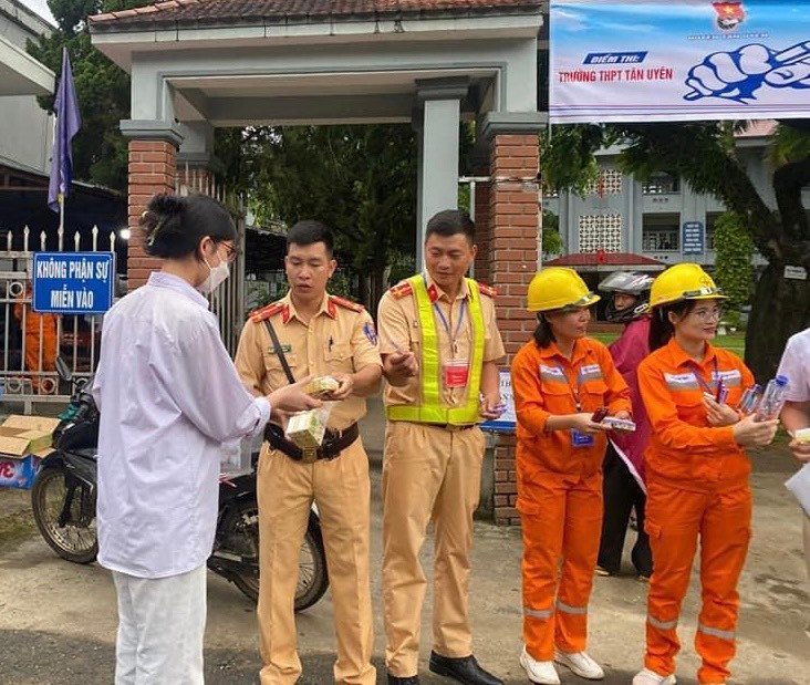 Lực lượng cảnh sát giao thông trên địa bàn huyện Tân Uyên tham gia hỗ trợ đồ ăn sáng như bánh mì, nước lọc...