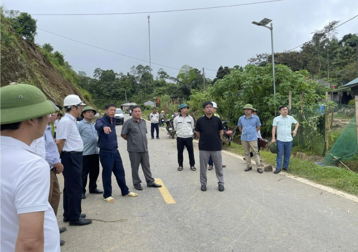 Lãnh đạo UBND tỉnh Lai Châu, Sở GTVT đã trực tiếp đến kiểm tra hiện trường.