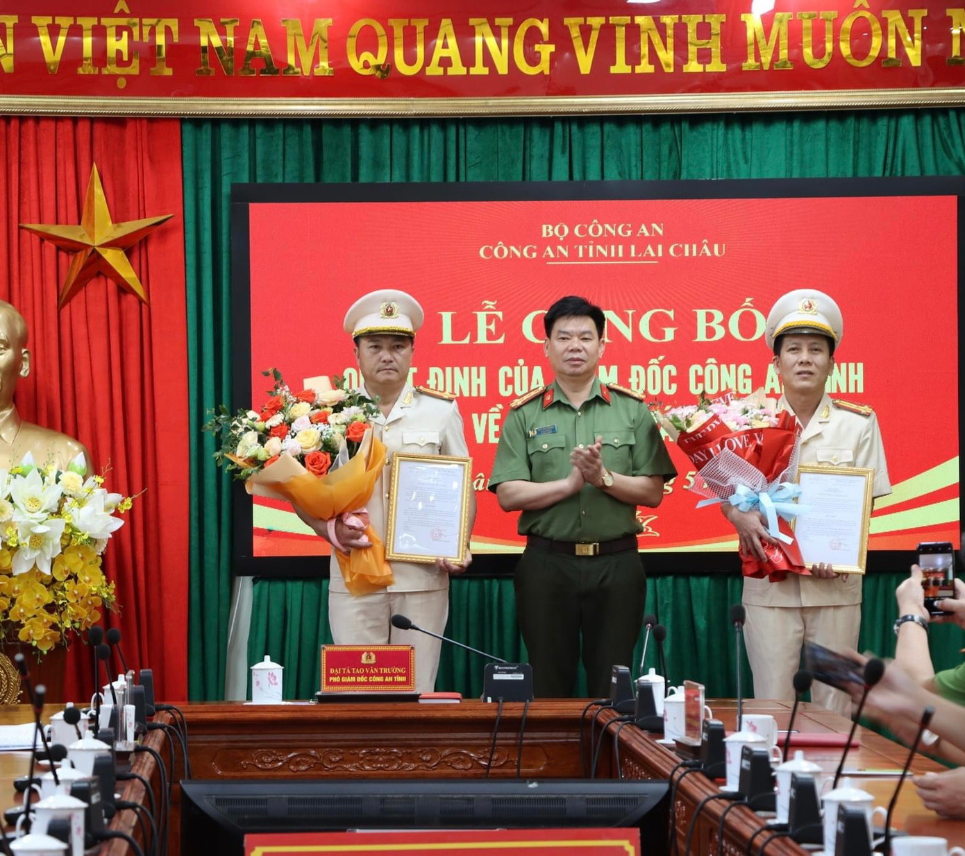 Đại tá Tao Văn Trường - Phó giám đốc công an tỉnh trao quyết định và tặng hoa chúc mừng các đồng chí nhận nhiệm vụ mới. Đại tá Tao Văn Trường - Phó giám đốc công an tỉnh trao quyết định và tặng hoa chúc mừng các đồng chí nhận nhiệm vụ mới.