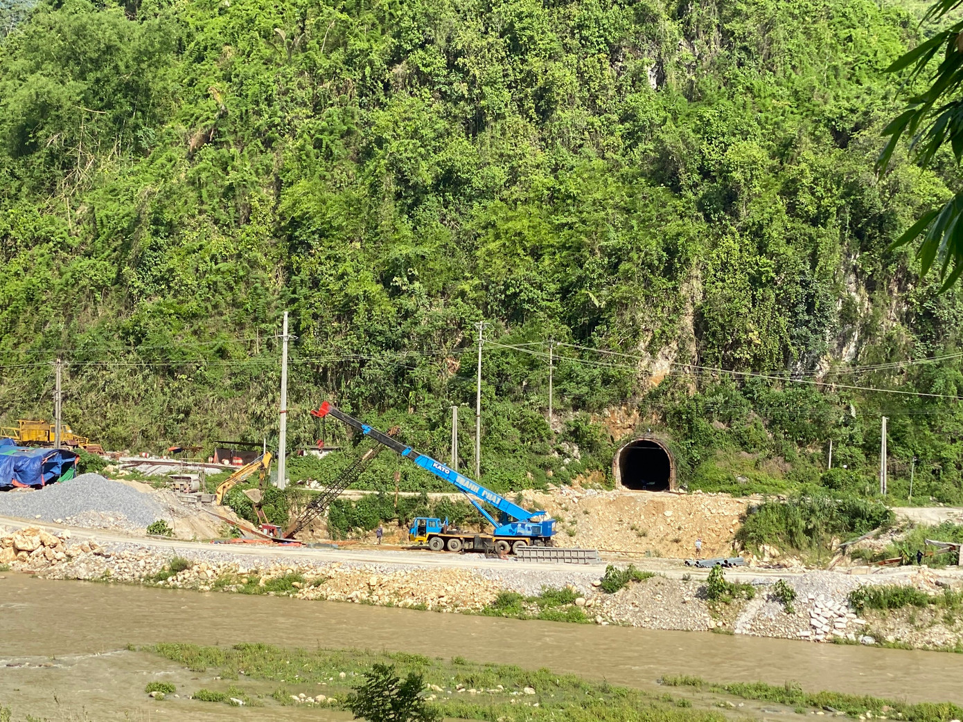 &quot;Trước khi xây dựng, công ty đã kiểm đếm và khi kiểm đếm xong mới bắt đầu tiến hành thi công. Trong quá trình làm, công ty vẫn theo dõi các hiện tượng vết nứt nhà người dân phản ánh. Có một số ngôi nhà rộp nền, người dân cũng đổ cho việc nổ mìn. Tuy nhiên, công ty sẽ kiểm đếm lại, đền bù thỏa đáng. Ai muốn đền bù sửa chữa ngay công ty sẽ hỗ trợ&quot;, ông Phạm Hải Lăng nói.