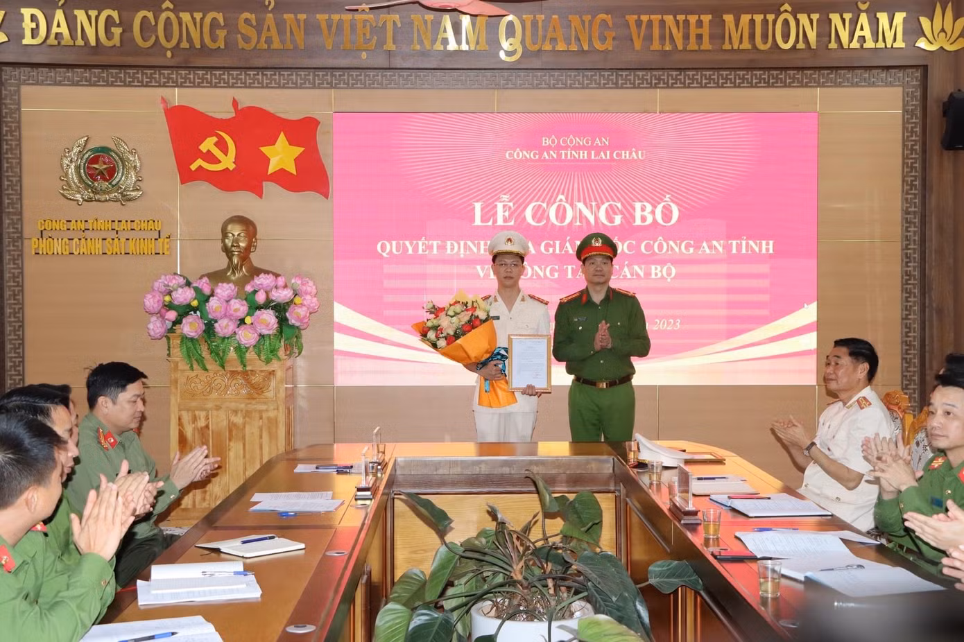 Đại tá Phạm Hải Đăng, Phó Giám đốc công tỉnh trao quyết định và tặng hoa chúc mừng tân Phó trưởng Phòng cảnh sát kinh tế.