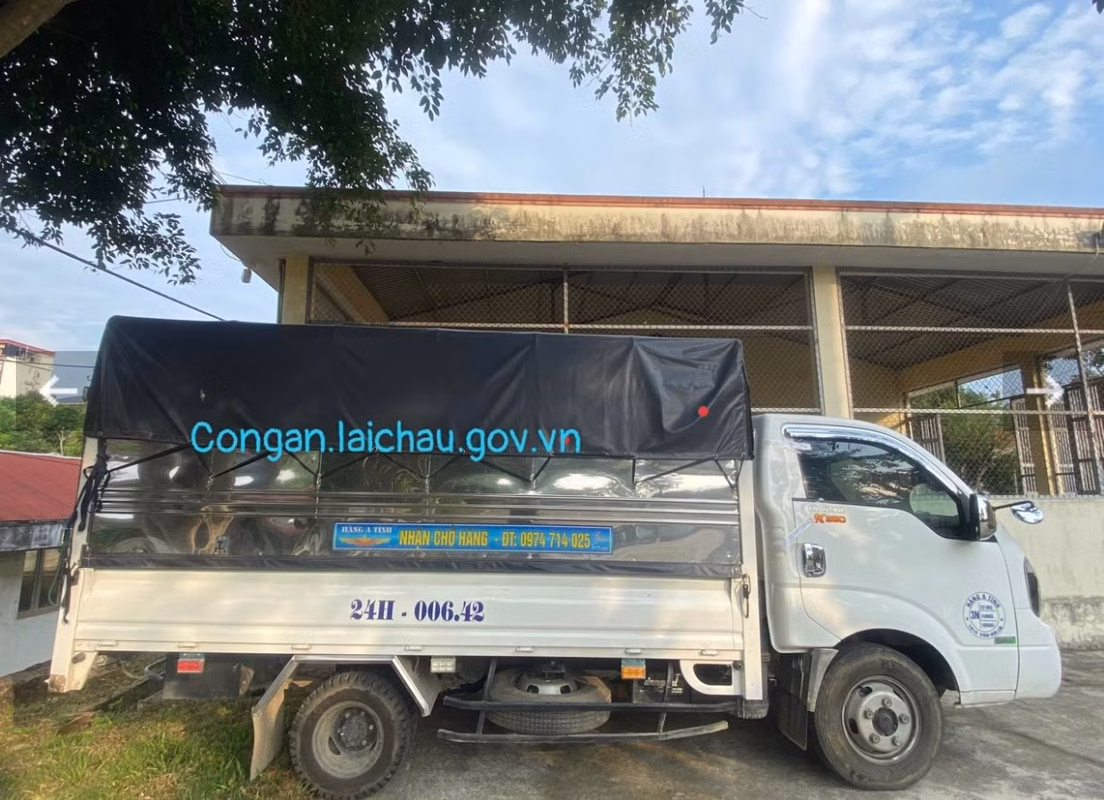 Ô tô tải thùng nhãn hiệu KIA biển kiểm soát 24H-006.42 và một số tang vật có liên quan.
