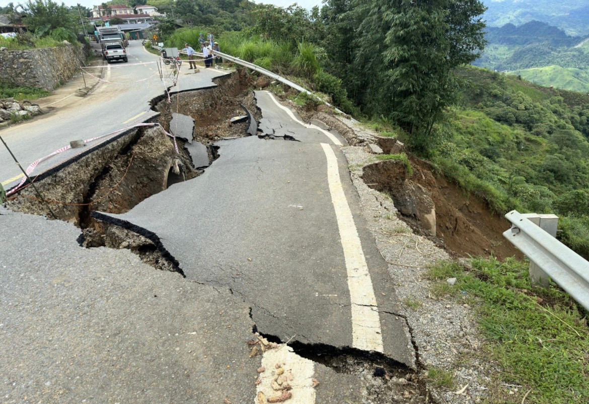 tại Km41+800 tỉnh lộ 129 địa phận bản Nà Kế, xã Hồng Thu, huyện Sìn Hồ bị nứt gãy nghiêm trọng.