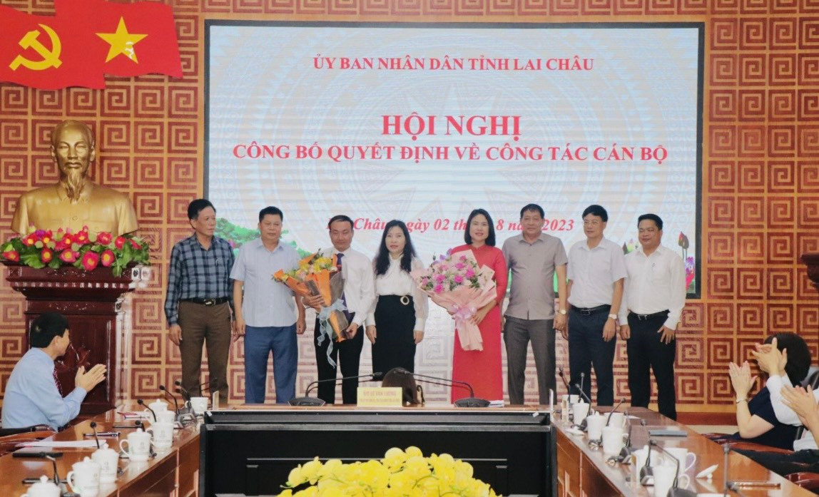 Đại diện lãnh đạo Sở Nội vụ, Sở Xây dựng tặng hoa chúc mừng 2 đồng chí được bổ nhiệm. Đại diện lãnh đạo Sở Nội vụ, Sở Xây dựng tặng hoa chúc mừng 2 đồng chí được bổ nhiệm.