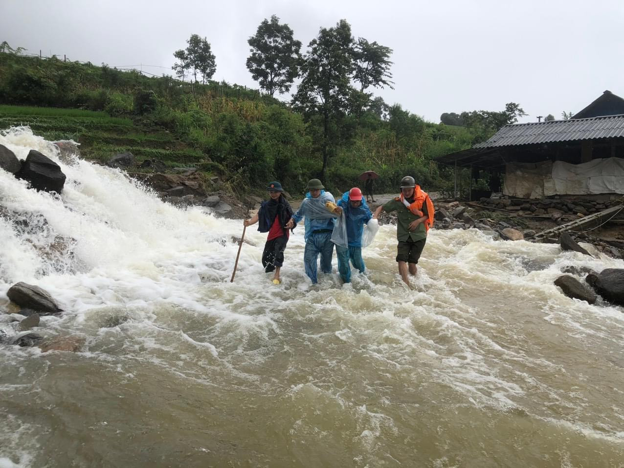 Công an huyện Than Uyên di dời, sơ tán người dân khỏi vùng có nguy cơ sạt lở, lũ lớn.