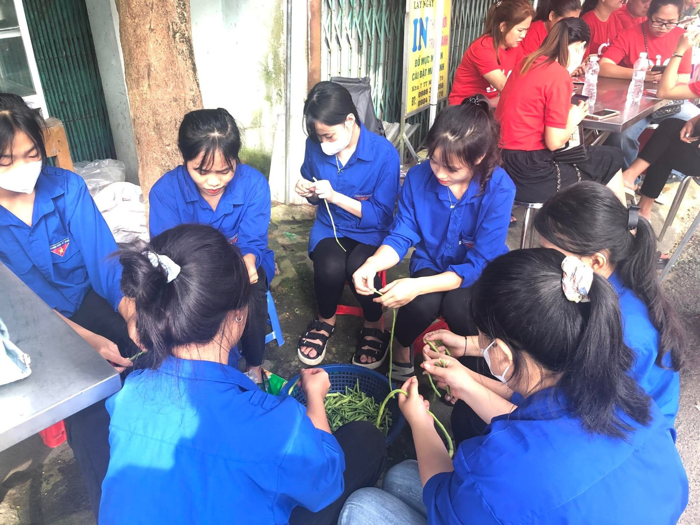 Trong ngày đầu tiên diễn ra kỳ thi tốt nghiệp THPT 2023, gần 200 tình nguyện viên Lai Châu tham gia nấu ăn cho các bạn thí sinh có hoàn cảnh khó khăn trên địa bàn tỉnh.