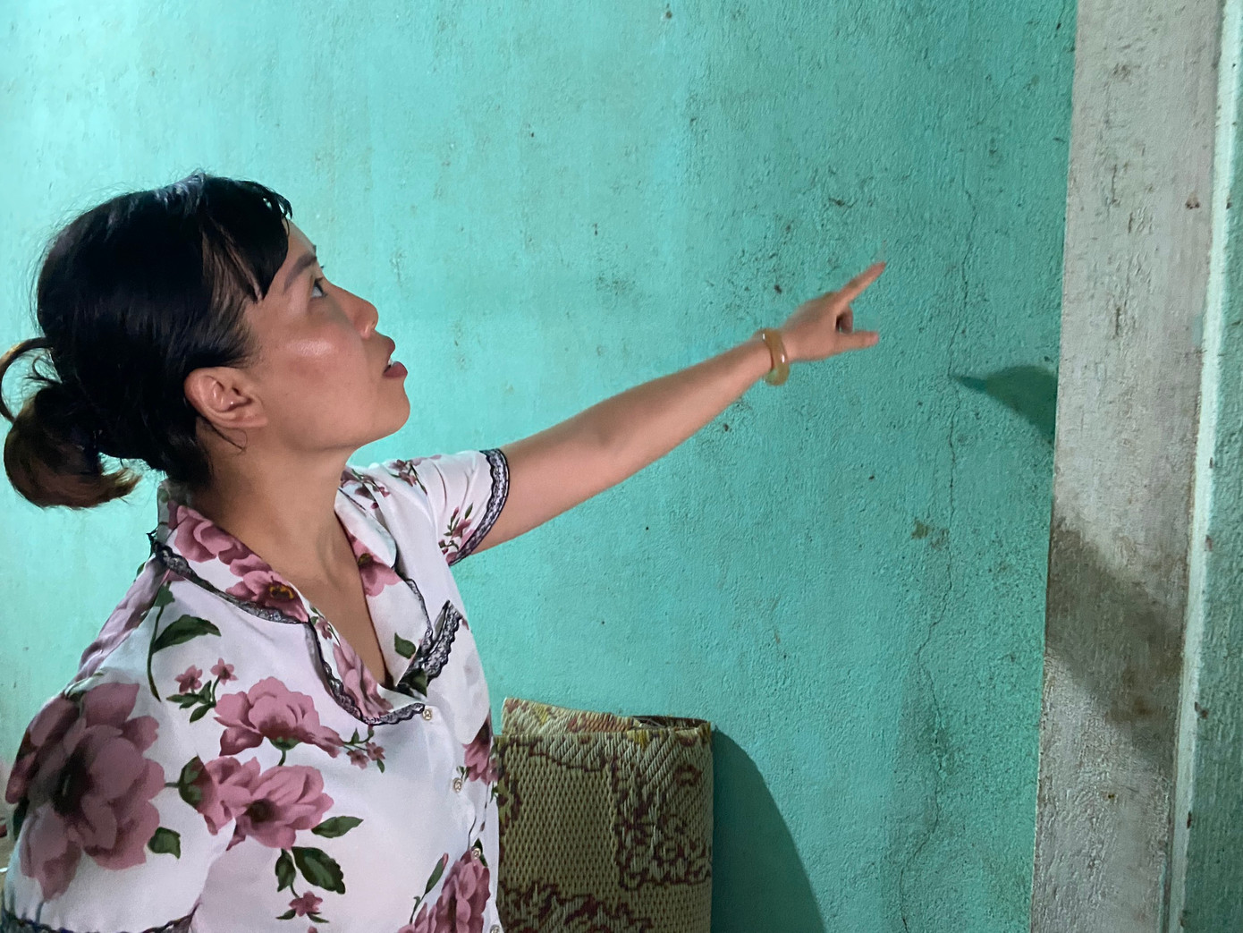 Không chỉ nhà cửa bị chấn động, rung lắc, nứt, từ khi khởi công làm thủy điện, người dân phản ánh việc nổ mìn phá đá đã làm ảnh hưởng nhiều đến đời sống, sức khỏe.