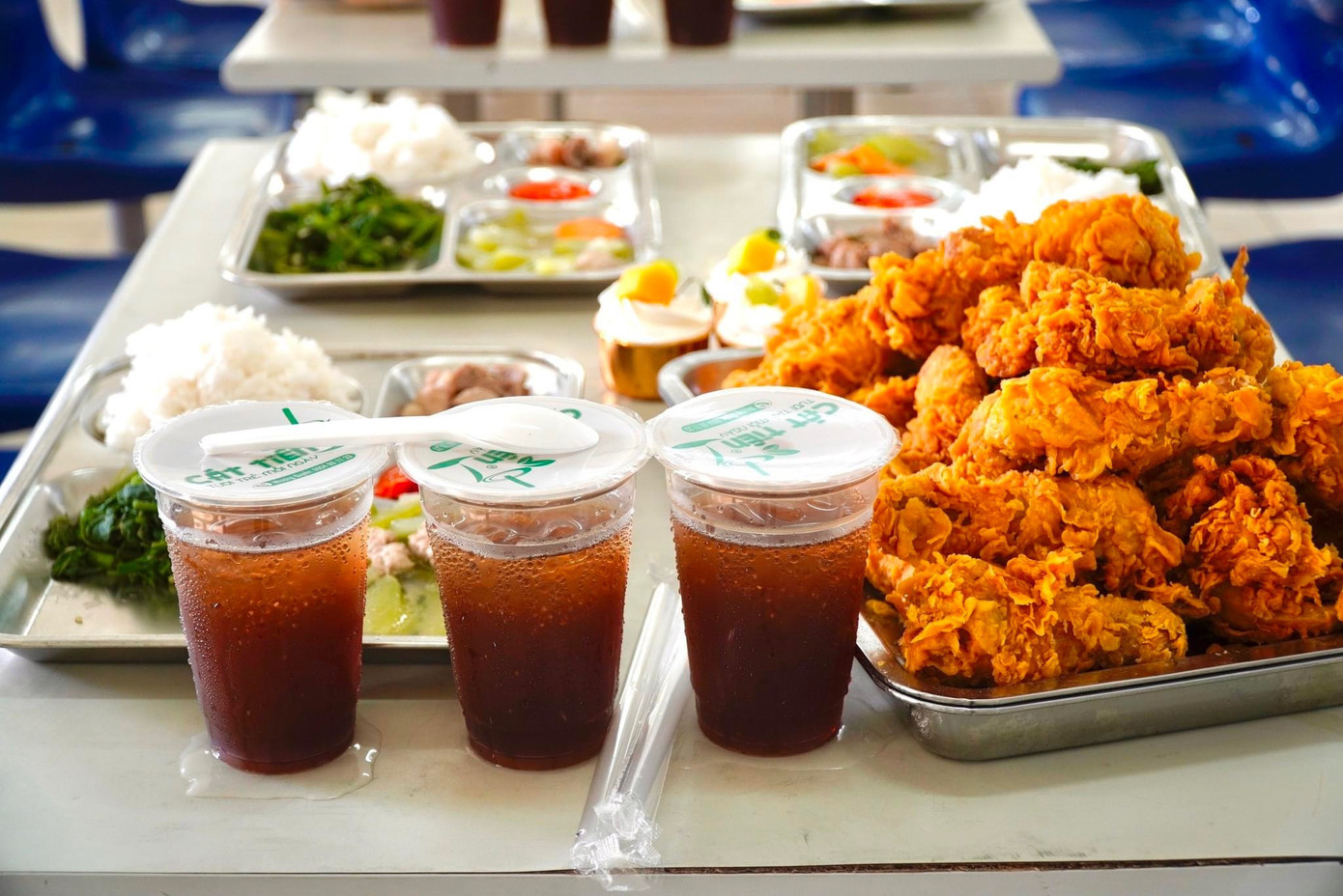 Bữa ăn chất lượng với các món đầy đủ dinh dưỡng.