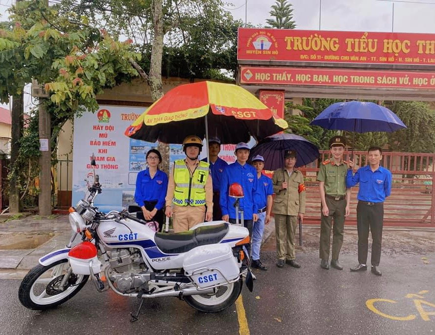 Ngoài nấu ăn, các bạn thanh niên áo xanh còn phối hợp với lực lượng công an giao thông đưa đón tận nơi những thí sinh không có phương tiện đi lại, hoặc đi muộn...