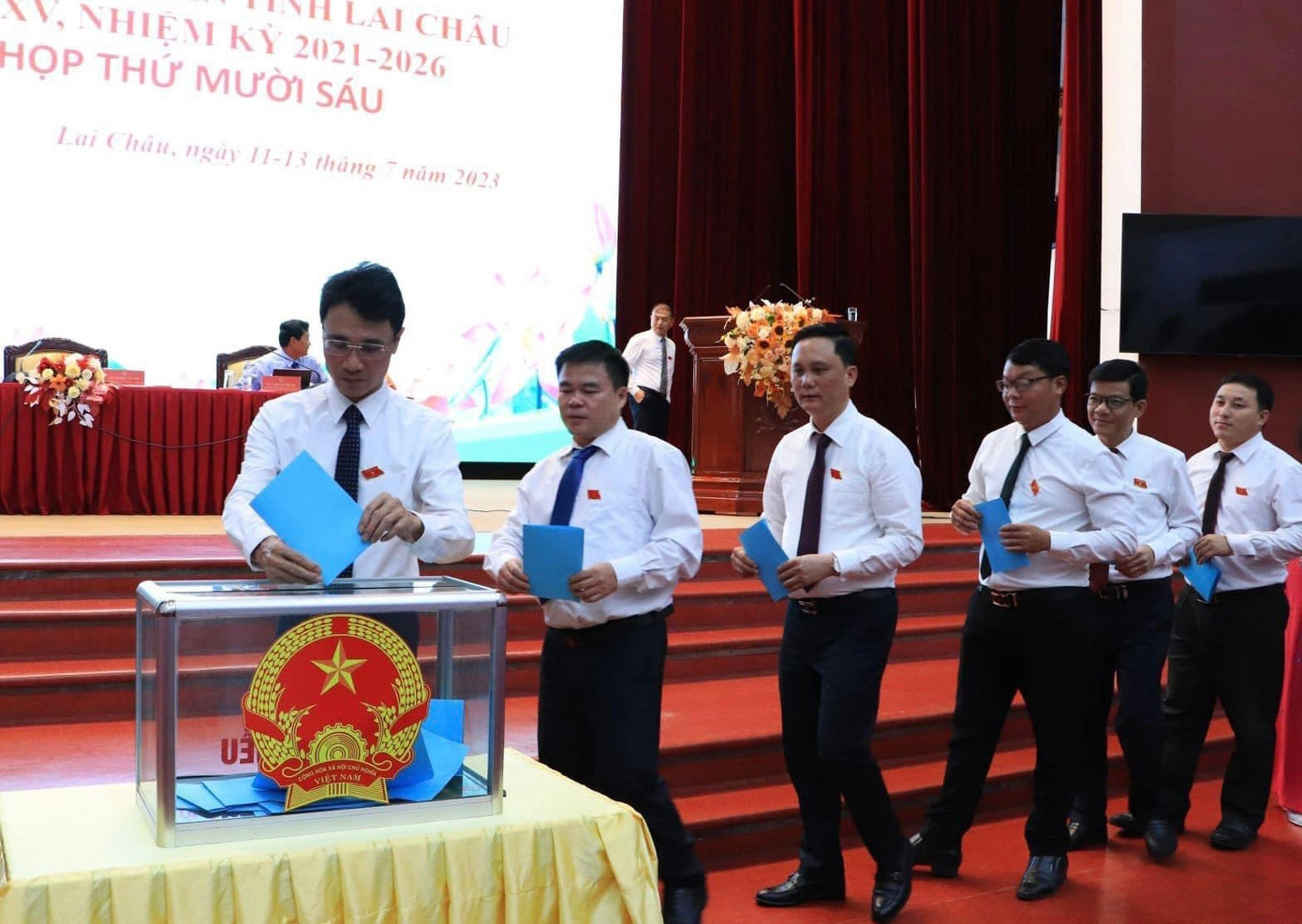 Đại biểu bỏ phiếu bầu Chủ tịch UBND tỉnh Lai Châu, nhiệm kỳ 2021 - 2026.