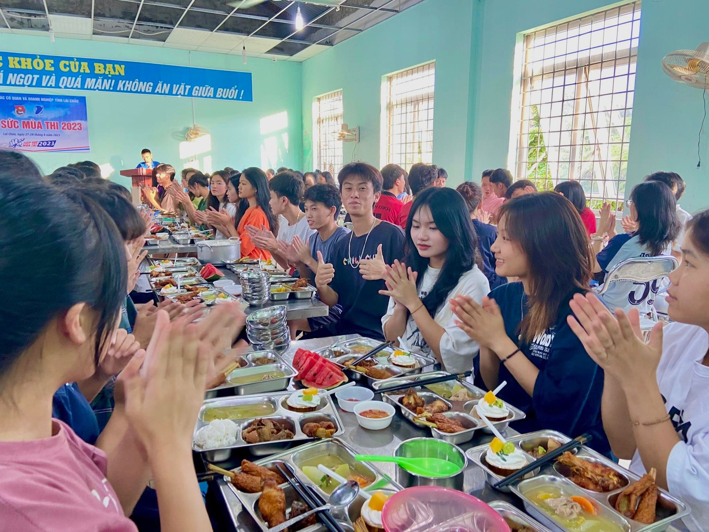 Các bạn thí sinh vui vẻ khi được phục vụ trong các ngày diễn ra kỳ thi.