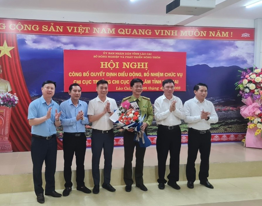 Ông Nguyễn Việt Hà (người cầm hoa) - tân Chi cục trưởng Chi cục Kiểm lâm tỉnh Lào Cai.