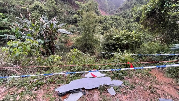 Theo các phóng viên nhận thấy, tại hiện trường vụ tai nạn, vẫn còn 'nồng nặc' mùi nhiên liệu, mặc dù đã hơn hai ngày kể từ khi vụ tai nạn xảy ra. Xác máy bay vẫn còn vương vãi trên các sườn đồi. Tiếp theo, ngoài việc tiếp tục tìm kiếm những người mất tích và 2 chiếc hộp đen, các hoạt động thoát nước sẽ được thực hiện. Theo các phóng viên nhận thấy, tại hiện trường vụ tai nạn, vẫn còn 'nồng nặc' mùi nhiên liệu, mặc dù đã hơn hai ngày kể từ khi vụ tai nạn xảy ra. Xác máy bay vẫn còn vương vãi trên các sườn đồi. Tiếp theo, ngoài việc tiếp tục tìm kiếm những người mất tích và 2 chiếc hộp đen, các hoạt động thoát nước sẽ được thực hiện.