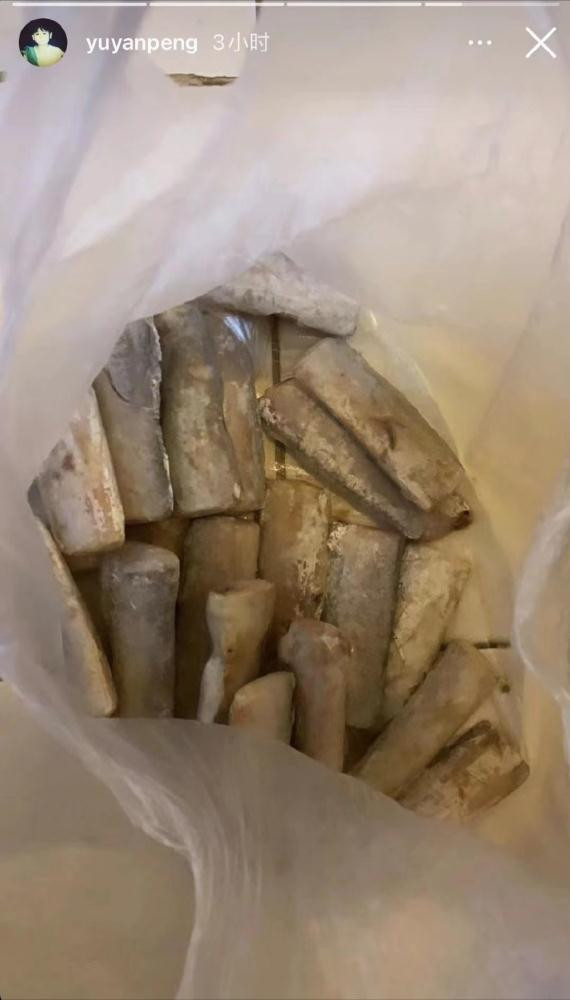 Trước đó, Bành Vu Yến cũng đã từng đăng tải một bức ảnh món cá chiên trên Weibo của mình và cư dân mạng đã chỉ ra rằng đây là đồ ăn ở khu vực Trường Ninh, Thượng Hải. Điều này đủ để chứng minh rằng Bành Vu Yến thực sự đang ở Thượng Hải vào thời điểm này.